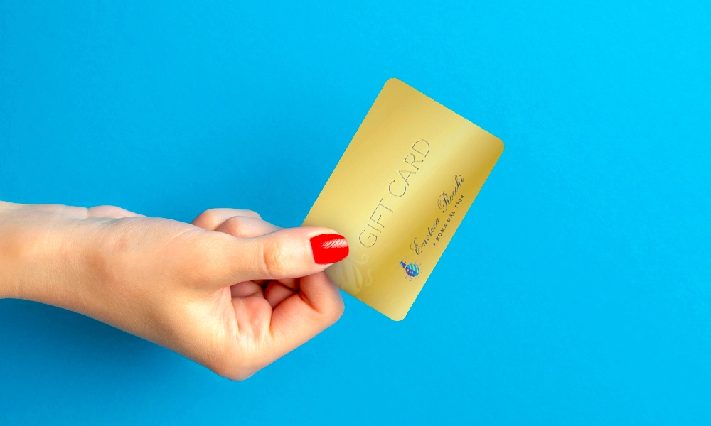 mano che tiene gift card